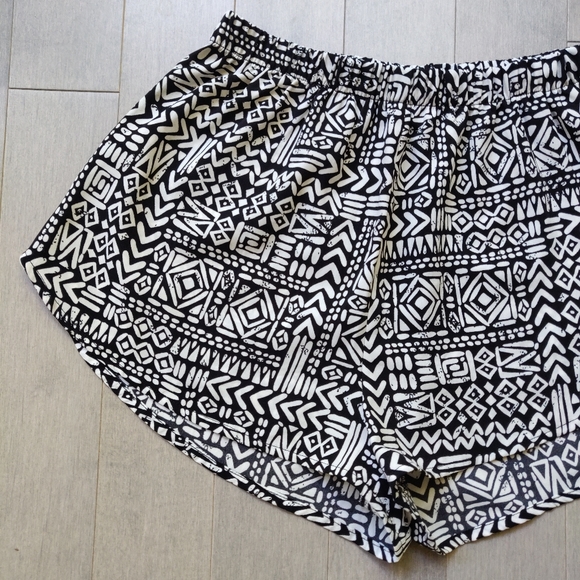 Streetwear Society SWS Black and White Geometric Pattern Boho Shorts Med… - Picture 5 of 7